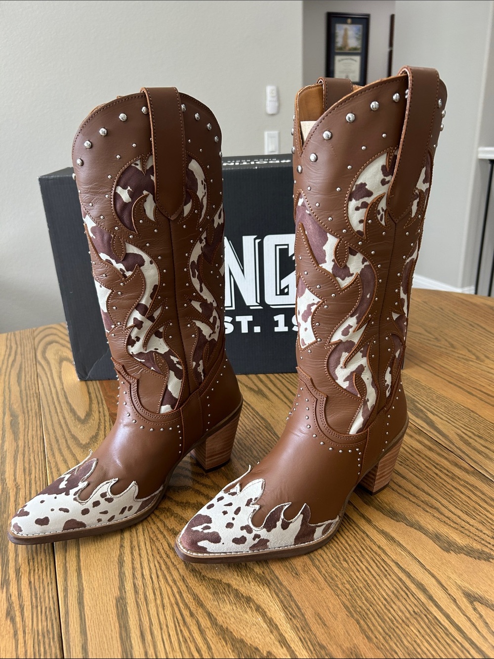 dingo Untamed Leather Wester Boots with heel, Brown Cow Print, size 7.5, NIB - Picture 3 of 13